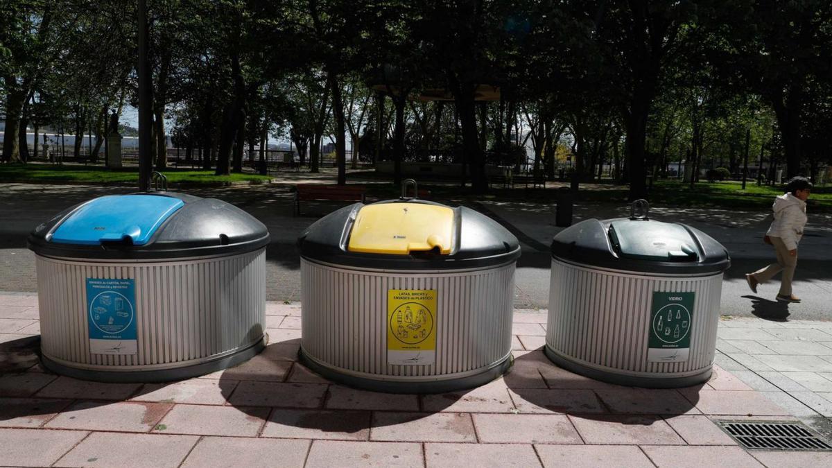 Contenedores soterrados en el parque del Muelle de Avilés