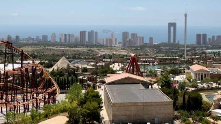 Vista aérea del parque temático Terra Mítica, con algunos rascacielos de Benidorm al fondo.