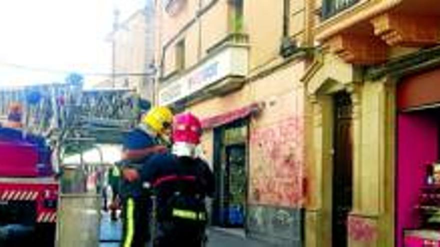 Se desprende una cornisa en la calle San Pedro