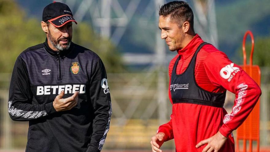 Vicente Moreno con Antonio Raíllo, en un entrenamiento.