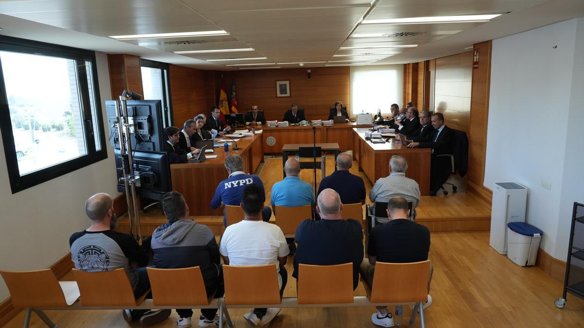 Imagen del juicio que sienta en el banquillo a nueve personas, entre ellas dos guardias civiles de Burriana.