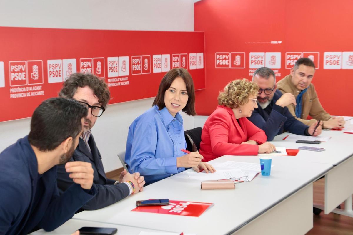 Diana Morant, durante la reunión en Alicante junto a José Muñoz, Vicent Mascarell, Ana Barceló, José Antonio Amat y José Díaz.