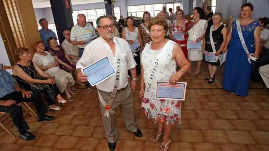 Los flamantes Míster y Miss Estrada,ayer, flanqueados por los otros galardonados en el certamen del Centro Social local. // Bernabé / Cris M.V.