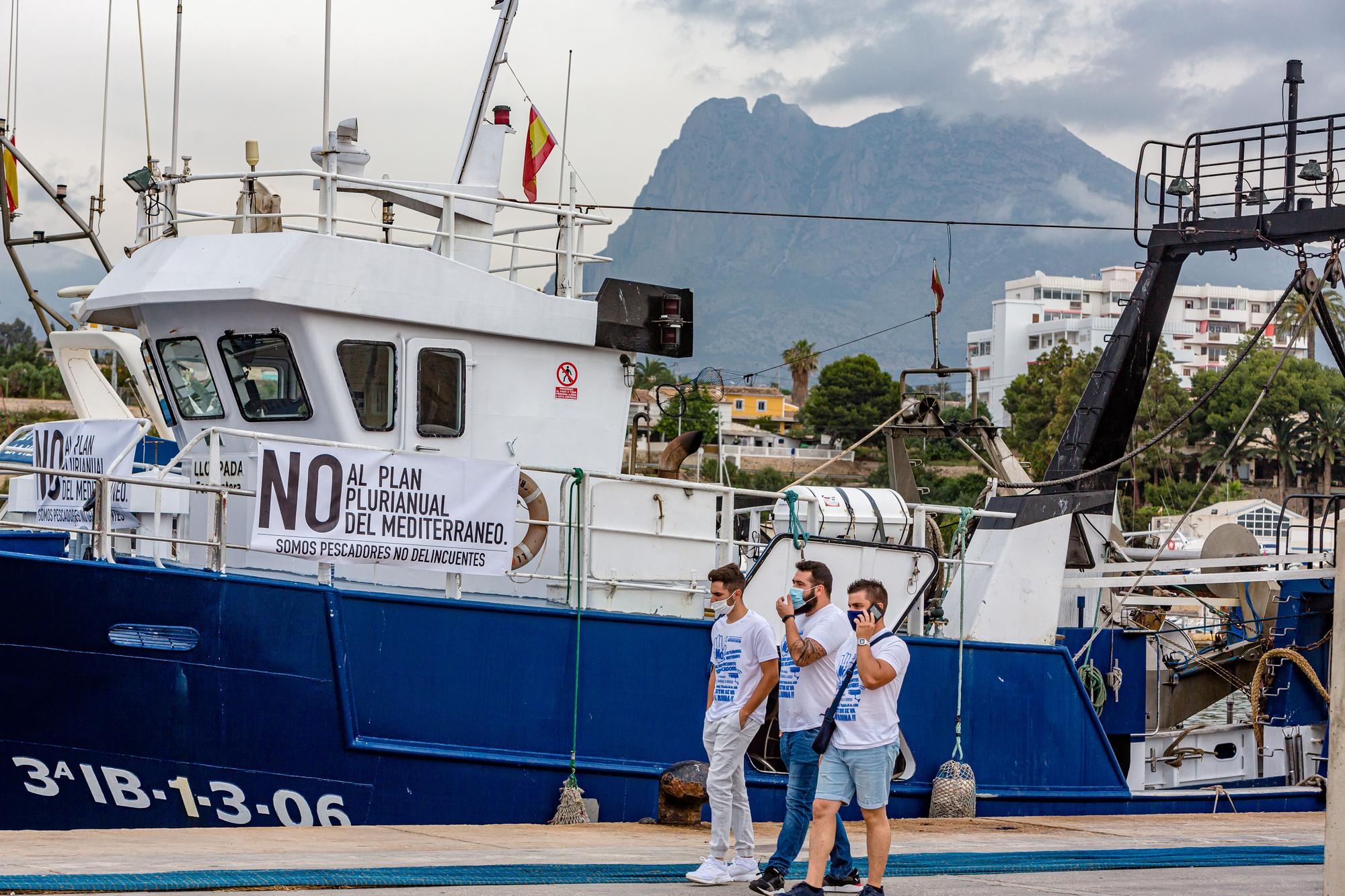 Las cofradías de la provincia protestan en La Vila contra el plan europeo que les obliga a reducir los días de faena