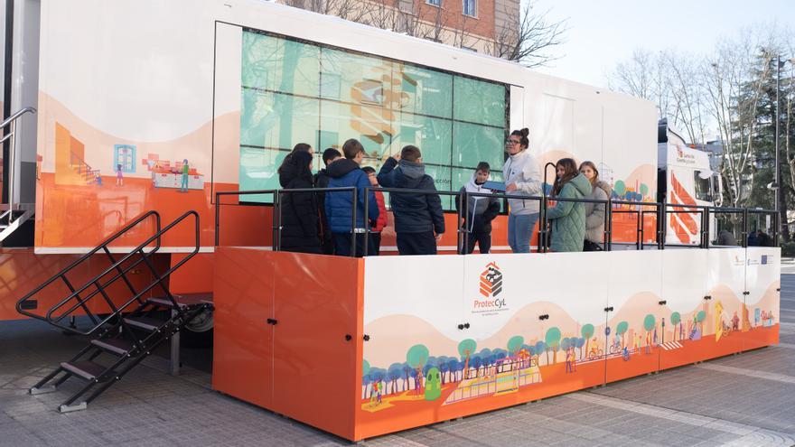 ¿Qué promociona el autobús blanco y naranja aparcado junto a La Marina?