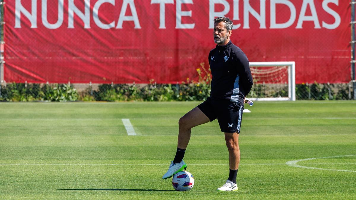 El entrenador del Sevilla, Quique Sánchez Flores, durante el entrenamiento del equipo hoy sábado en la ciudad deportiva del club sevillano.