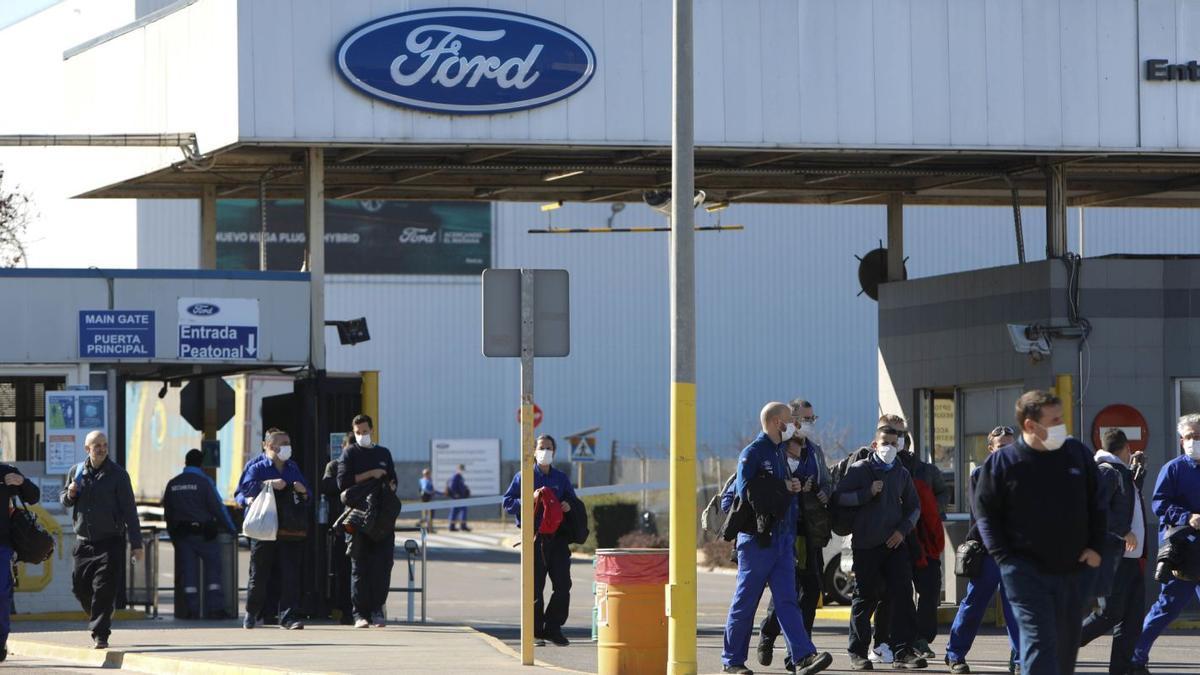 Trabajadores de Ford Almussafes, el pasado viernes a la salida del turno de mañana de la factoría. | DANIEL TORTAJADA