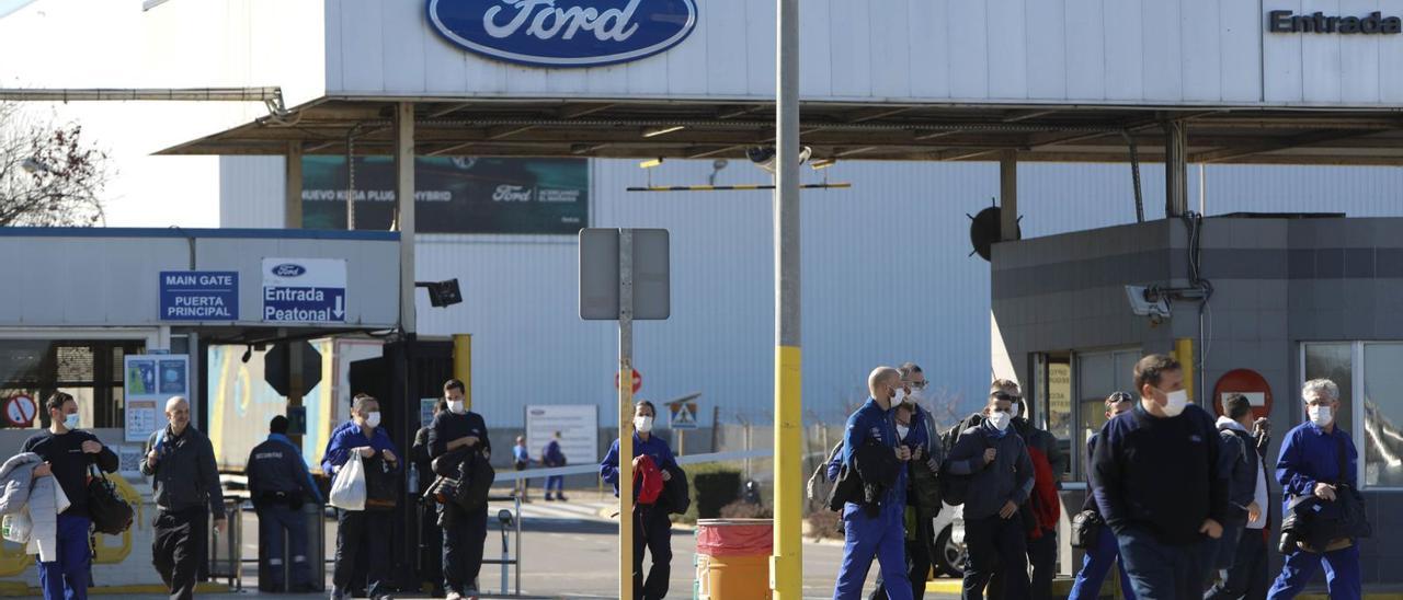 Trabajadores de Ford Almussafes, el pasado viernes a la salida del turno de mañana de la factoría. | DANIEL TORTAJADA