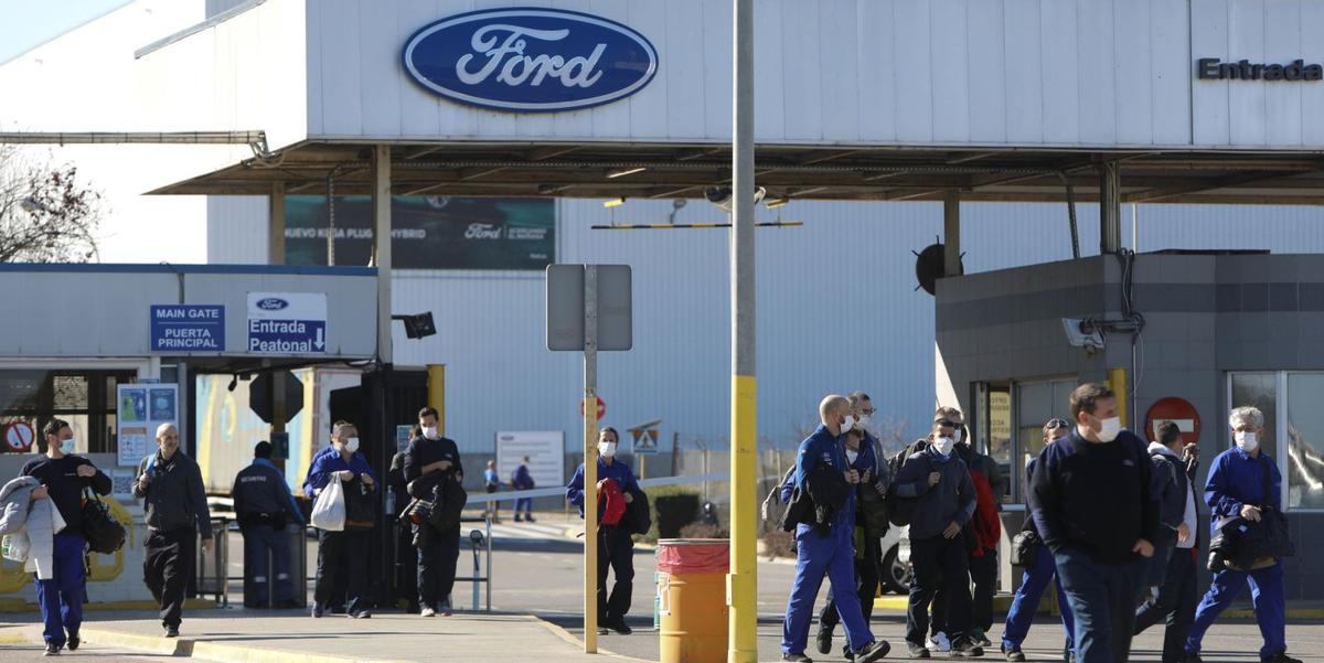 Trabajadores de Ford Almussafes, el pasado viernes a la salida del turno de mañana de la factoría. | DANIEL TORTAJADA