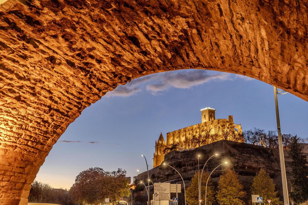 La Basílica de Santa Maria de Manresa desde debajo del Pont Vell.