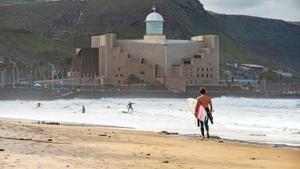 Archivo - Un surfista pasea por la playa el día más frío del año en la playa de las Canteras, a 21 de enero de 2023, en Las Palmas de Gran Canaria, Las Palmas, Canarias (España). A partir de hoy, las temperaturas descienden por la llegada de una gélida ma
