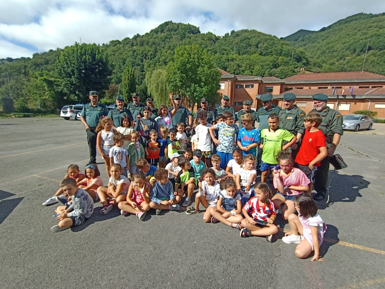 Demostración de la Guardia Civil en el colegio Elena Sánchez Tamargo de Laviana