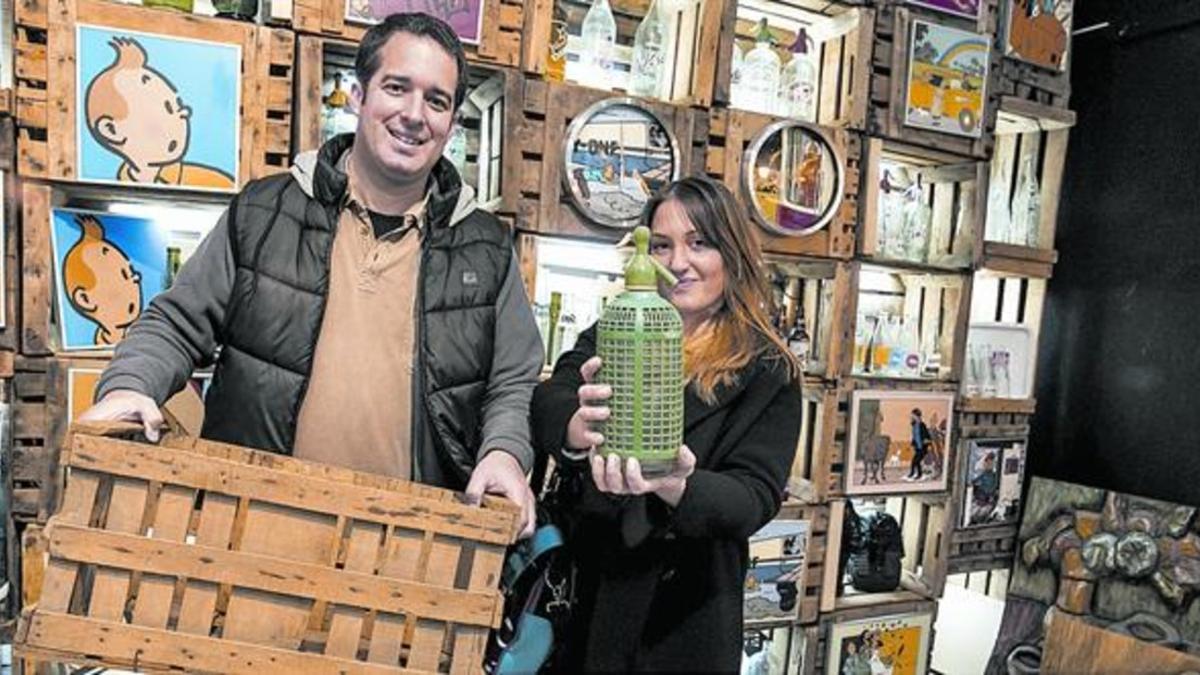 Marta Barberà, guía de las rutas por el mercado de los Encants, en el puesto de coleccionismo de Ferran Simarro (izquierda), el Pintorofiu.