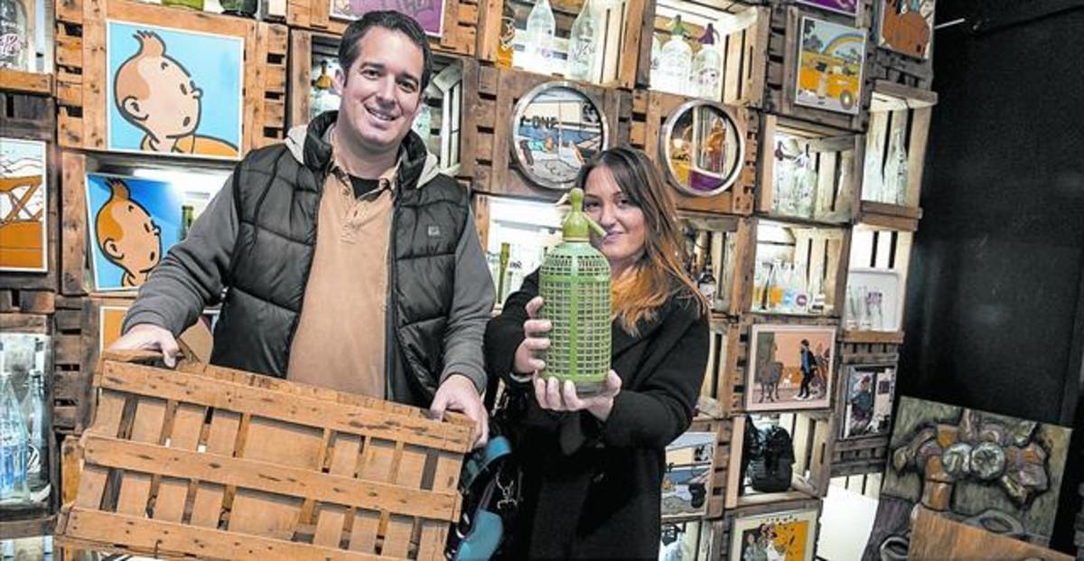 Marta Barberà, guía de las rutas por el mercado de los Encants, en el puesto de coleccionismo de Ferran Simarro (izquierda), el Pintorofiu. Marta Barberà, guía de las rutas por el mercado de los Encants, en el puesto de coleccionismo de Ferran Simarro (izquierda), el Pintorofiu.