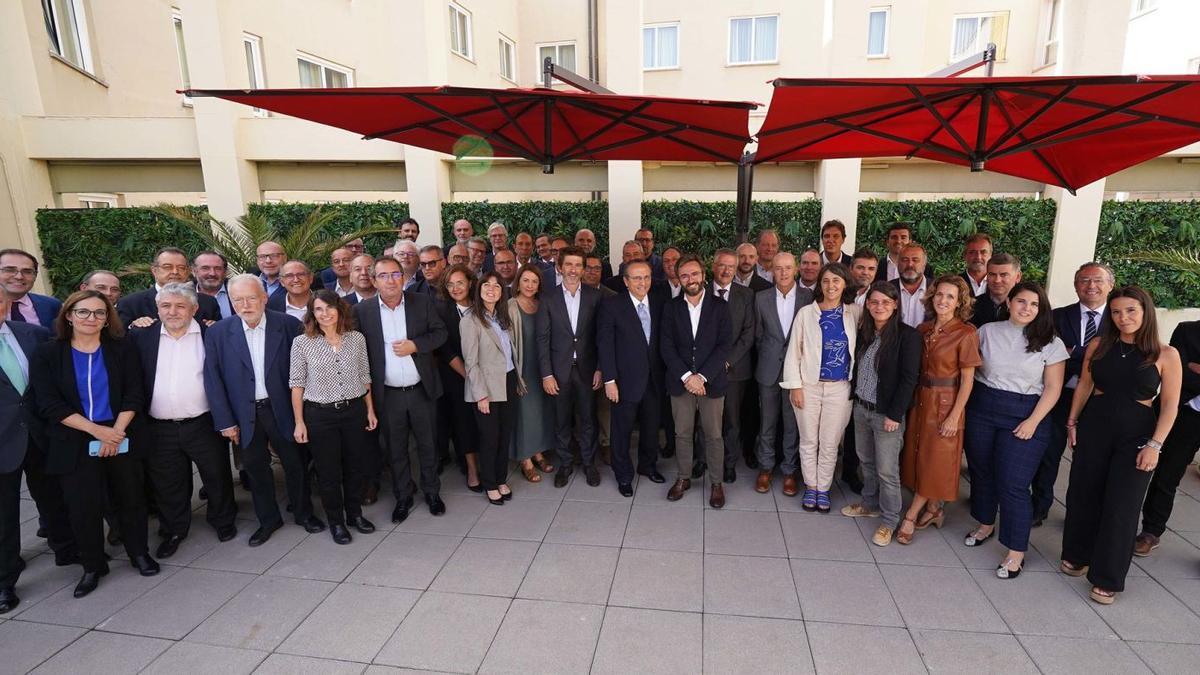 Foto de familia de los directores de los periódicos,
revistas y unidades de Prensa Ibérica, ayer, con Javier Moll, 
presidente del grupo, en el centro.  // David Castro