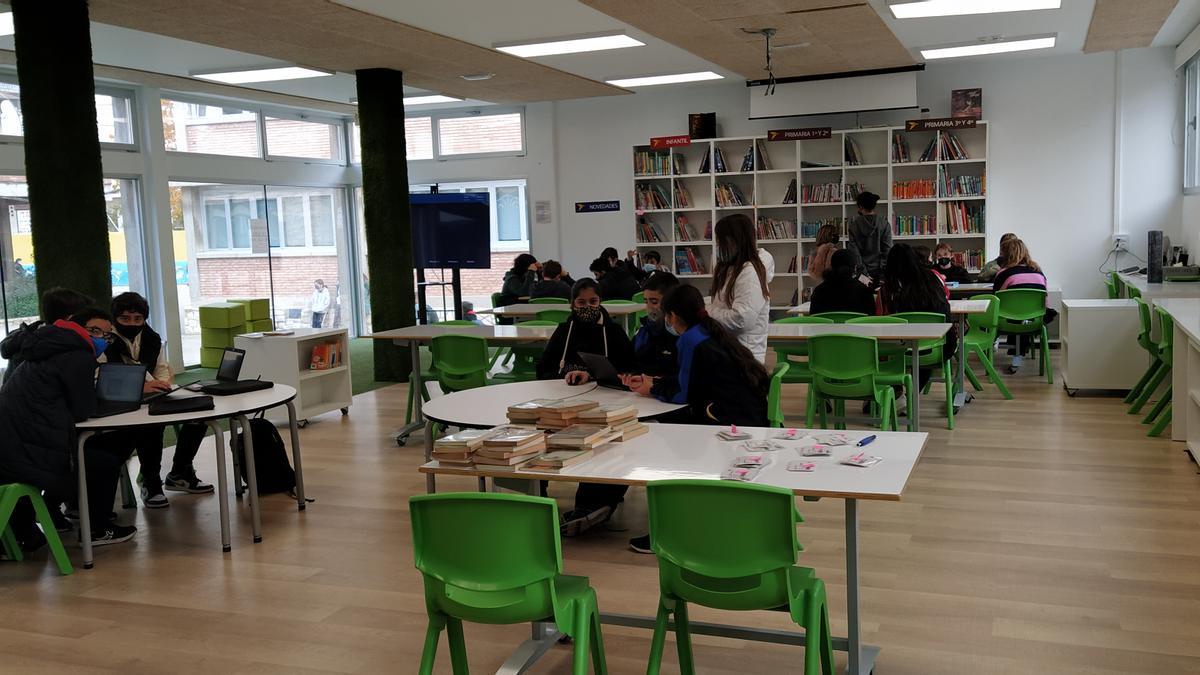 La biblioteca del Colegio La Salle Montemolín de Zaragoza, que se ha digitalizado y ha reformado sus instalaciones.