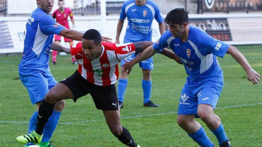 Evuy trata de proteger el balón entre varios jugadores del Villaralbo.