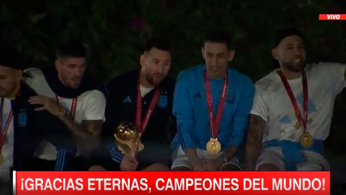 ¡Menudo susto!  ¡Messi, Di María, De Paul, Paredes y Otamendi casi se caen del autobús!