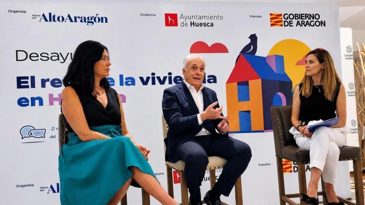 Octavio López, durante su intervención, junto a la alcaldesa Lorena Orduna y la moderadora, Elena Puértolas.