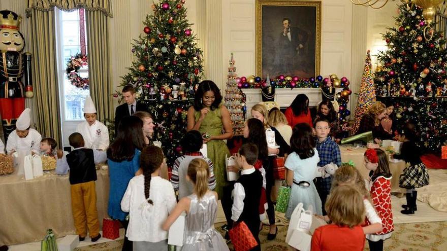 Michelle Obama con hijos de militares.