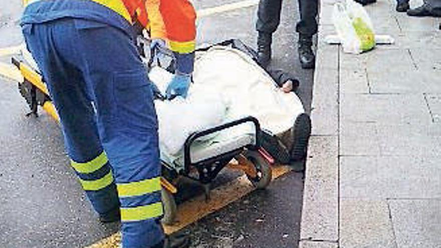 La mujer fue atendida por el 061 en la parada. // D.P.