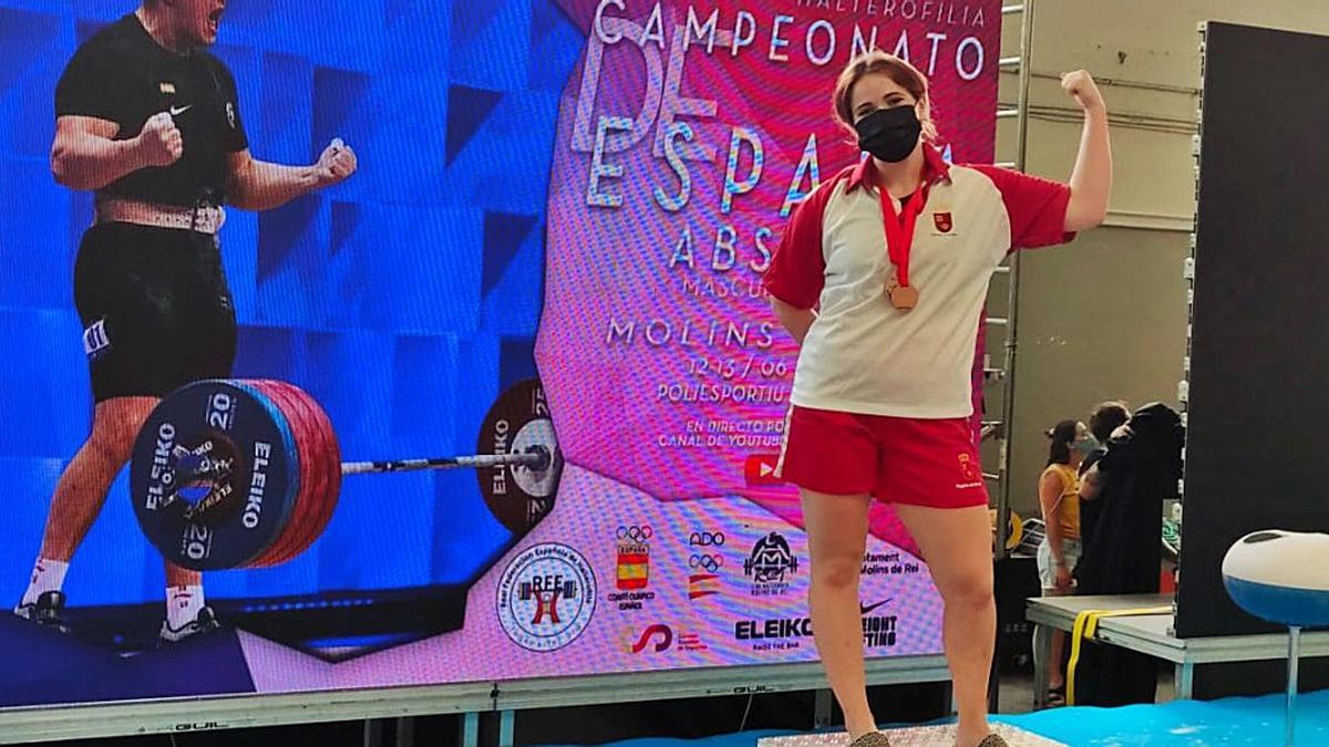 La haltera murciana Clara Sánchez, en el podio con sus medallas.