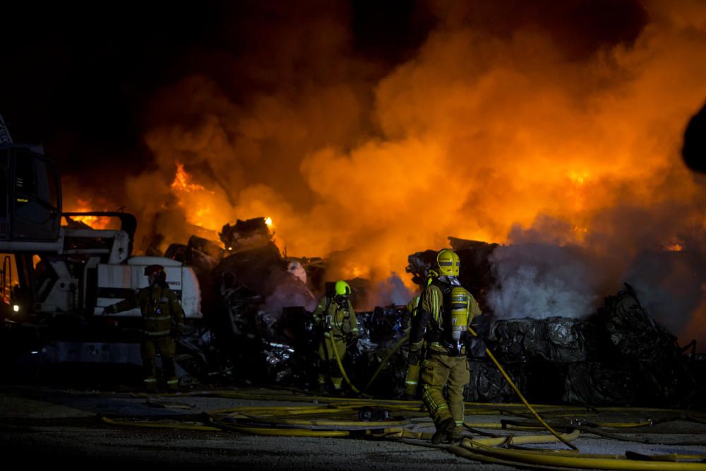 Incendio en un desguace de Torrellano