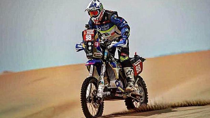 Sara García, sobre su Yamaha, cruzando el desierto peruano.