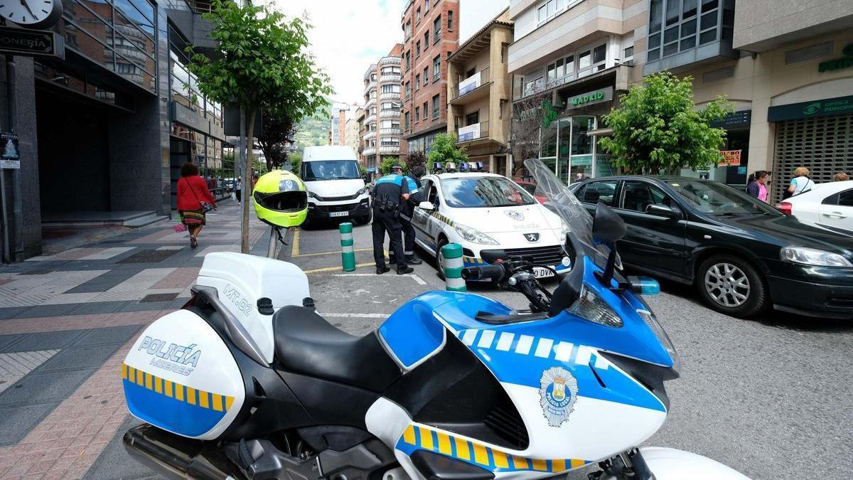 Una intervención de la Policía Local de Mieres, con una de sus motos en primer término.