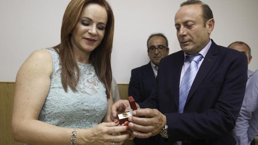 Silvia Clemente recibiendo el Serbal de Oro de manos del alcalde de Pobladura, Ángel Vicente Santiago.