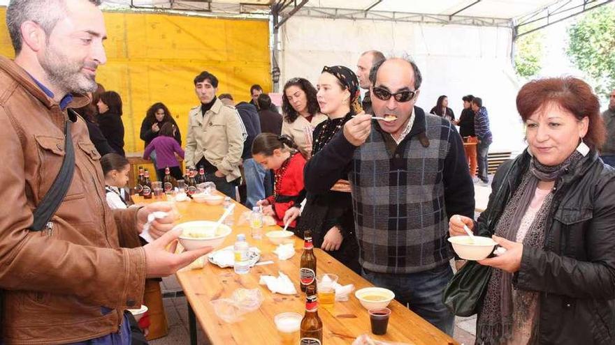 La degustación de callos es muy tradicional en la fiesta de San Martiño.  // Muñiz