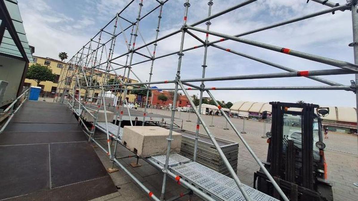 Vídeo: Montaje del escenario del muelle para la misa del Papa / Imagen: Estado del montaje del escenario del encuentro del papa con migrantes en la plaza del Cristo.