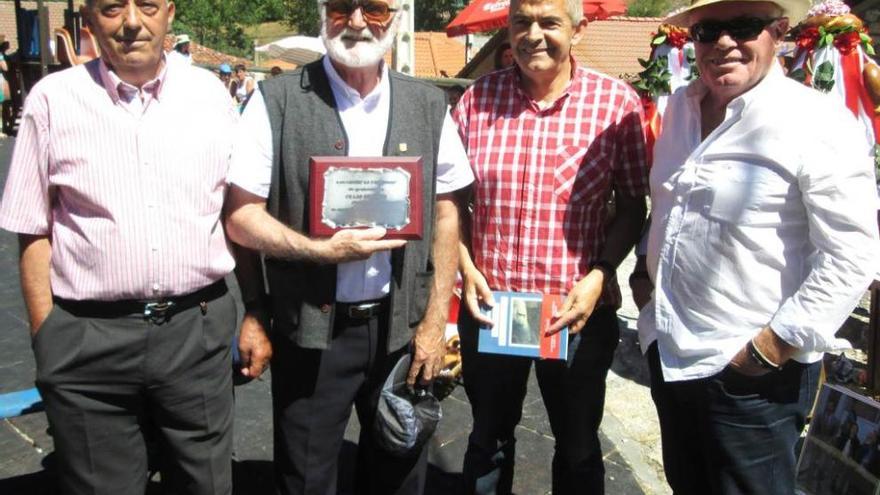 El presidente de la asociación &quot;La Farrapona&quot;, Avelino Álvarez; Celso Peyroux; el alcalde de Somiedo, Belarmino Fernández, y el exalcalde de Teverga César García Arias, en Saliencia.