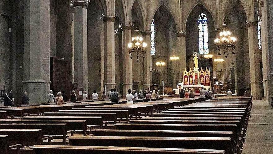 Vista de la basílica de la Seu durant la celebració de diumenge, amb els feligresos repartits pels bancs