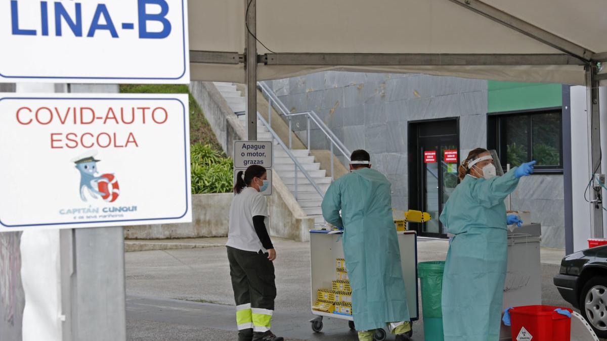 Líneas Covid-auto en el Hosital Álvaro Cunqueiro, en Vigo. / J. Lores