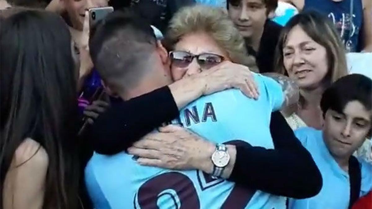 El emotivo momento de Santi Mina con su abuela en su presentación