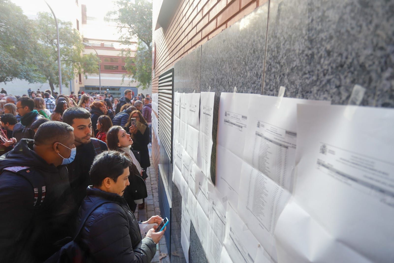 Miles de personas se presentan a las oposiciones de Sanidad en València