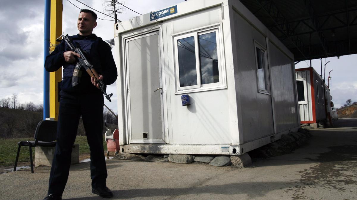 Un guardia armado en la frontera entre Kosovo y Serbia.