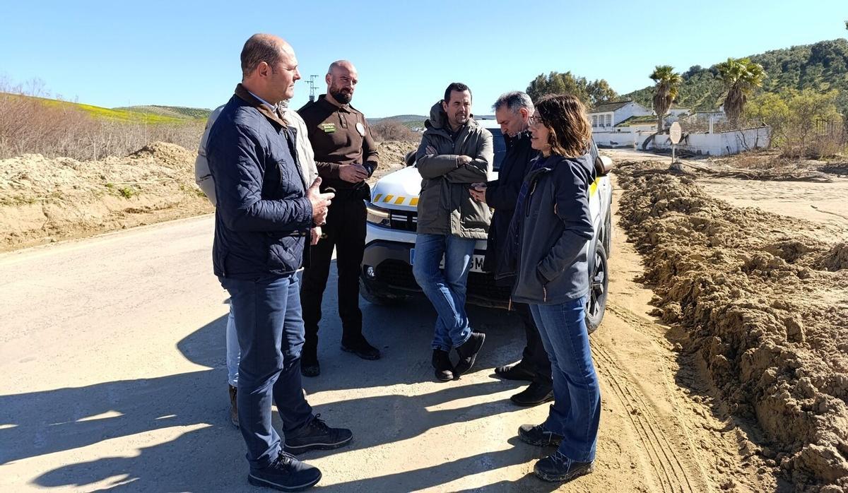 Enrique Santiago y Miguel Ruz, junto a representantes de la Mancomunidad, en la CO-4207 de Montilla a Montalbán
