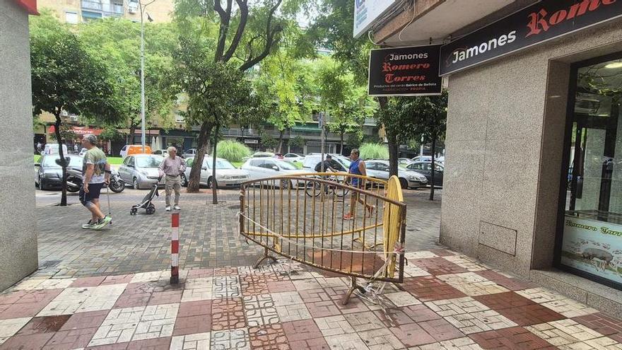 Vecinos de la avenida de Barcelona en Córdoba llevan 17 meses esperando el arreglo de un socavón causado por una vibradora de naranjos