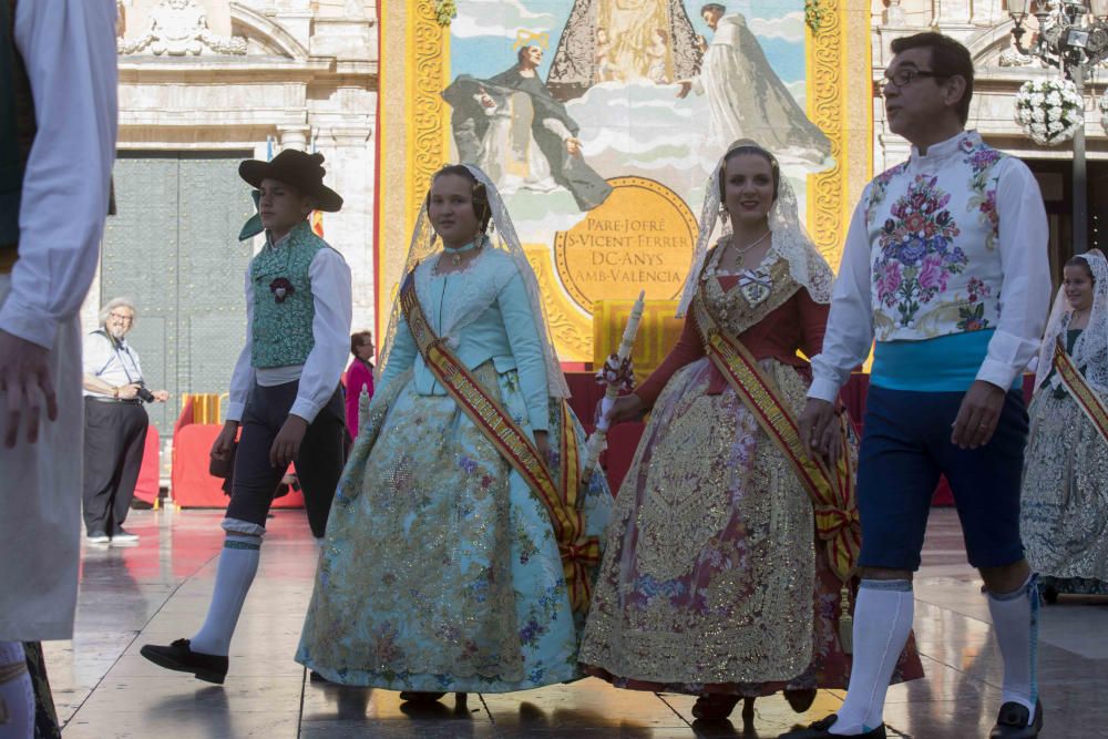 Desfile de las falleras mayores de las diferentes comisiones durante la procesión general de la Mare de Déu dels Desemparats.