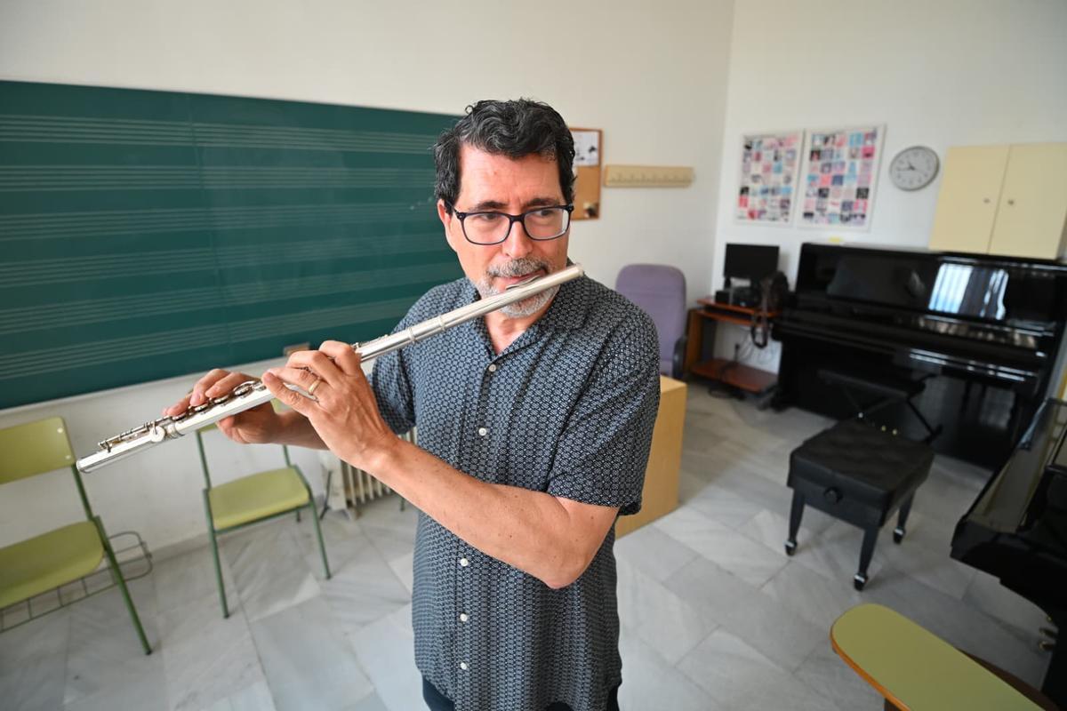Galiano en una de las aulas del Conservatorio de música de Elche