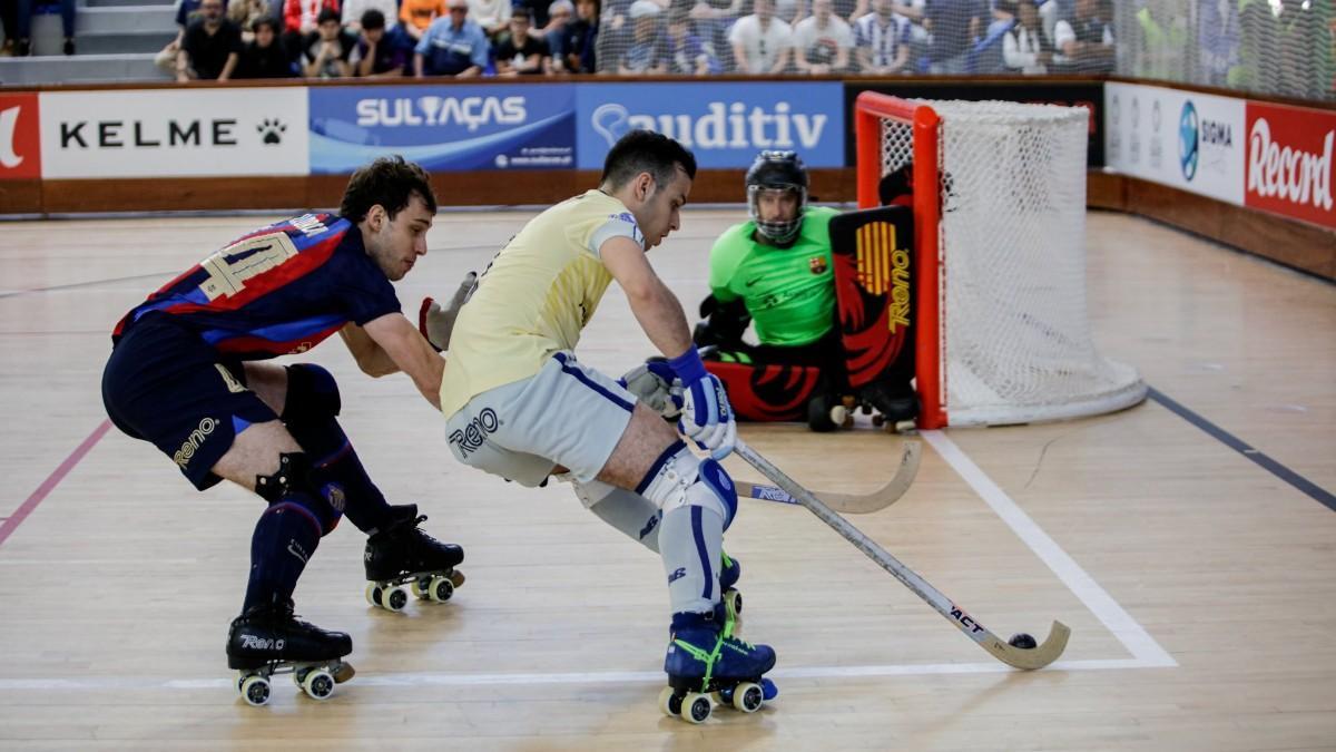 Sergi Llorca, en una acción defensiva durante el partido entre el Oporto y el Barça