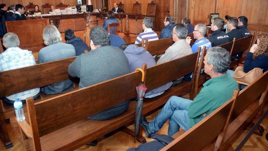 Los acusados durante la sesión de ayer del juicio contra la red de Ramiro Vázquez Roma. // Rafa Vázquez