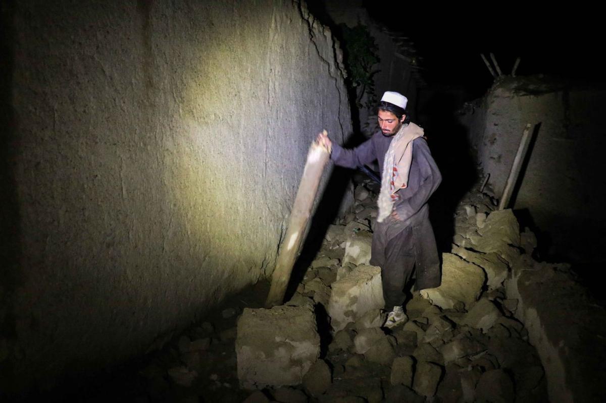 Gayan (Afghanistan), 22/06/2022.- A local resident surveys a damaged house after an earthquake in Gayan village in Paktia province, Afghanistan, 22 June 2022. More than 1,000 people were killed and over 1,500 others injured after a 5.9 magnitude earthquake hit eastern Afghanistan before dawn on 22 June, Afghanistan’s state-run Bakhtar News Agency reported. According to authorities the death toll is likely to rise. (Terremoto/sismo, Afganistán) EFE/EPA/STRINGER BEST QUALITY AVAILABLE