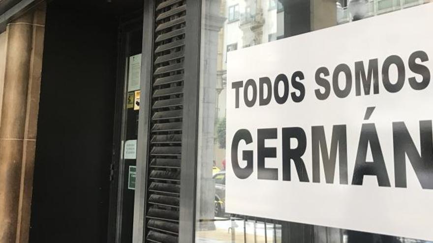 Cartel de apoyo a Germán en un local hostelero.