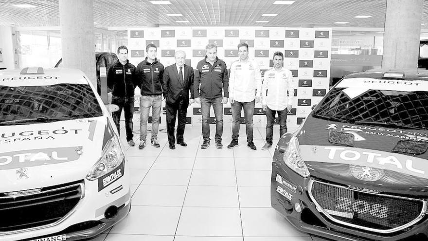 Cándido Carrera (drcha.), en la presentación oficial del Peugeot España Racing Team.