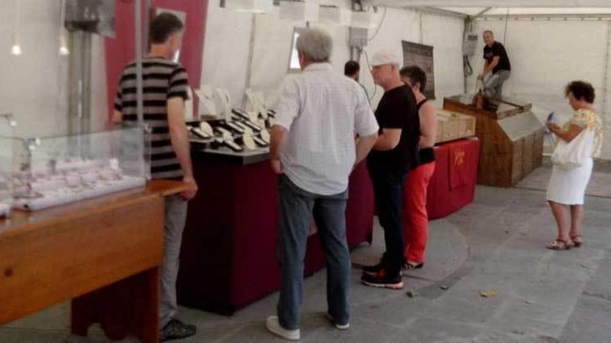 Asistentes a la XII Feria de artesanía de Cangas de Onís.