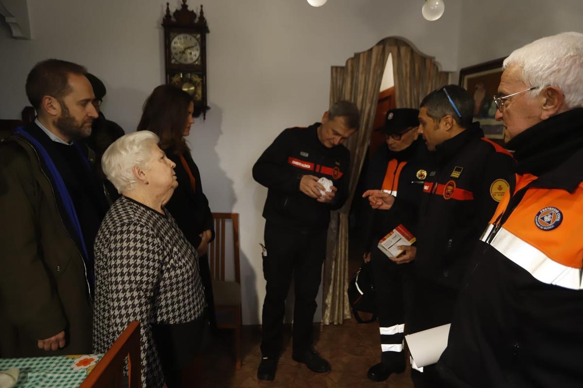 Doña Carmen ha recibido en su casa a bomberos y voluntarios de Protección Civil.