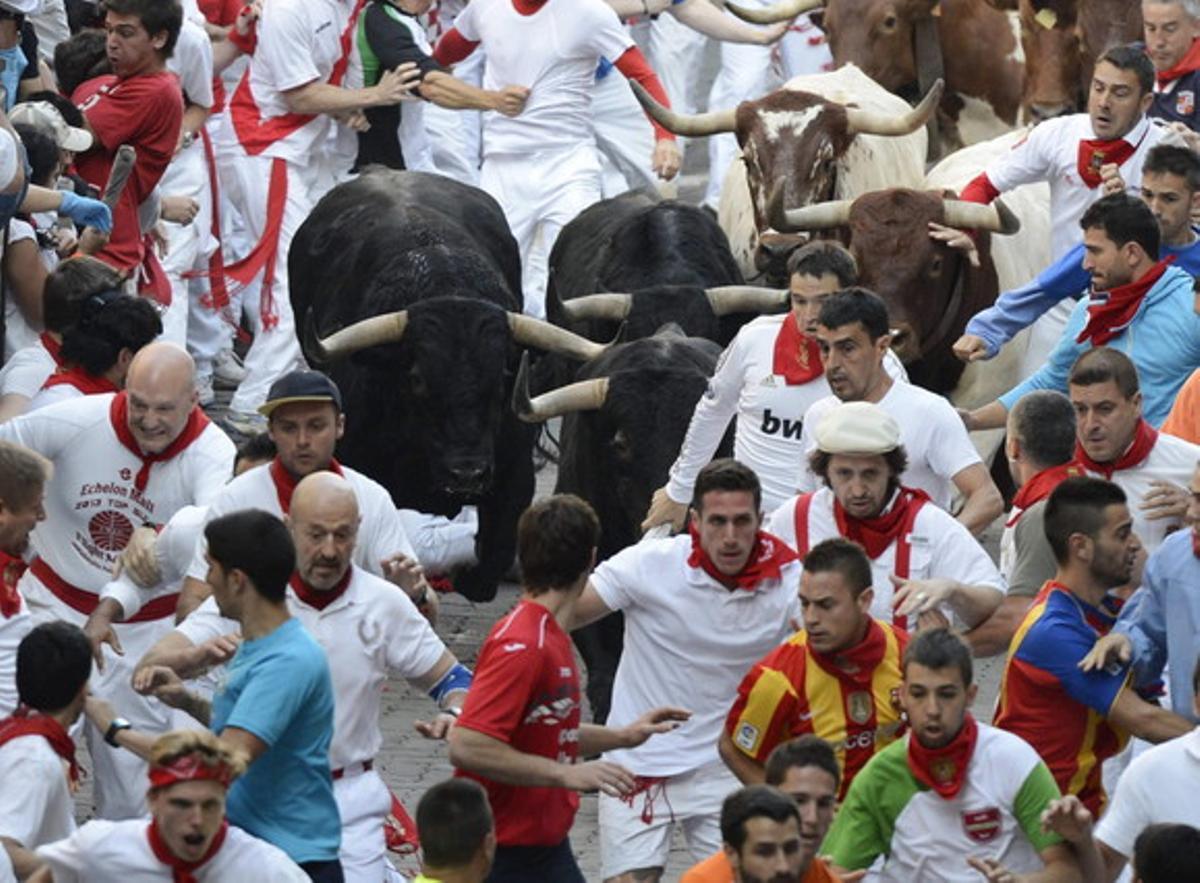 Els mossos corren davant els toros de la ramaderia salmantina de Valdefresno.